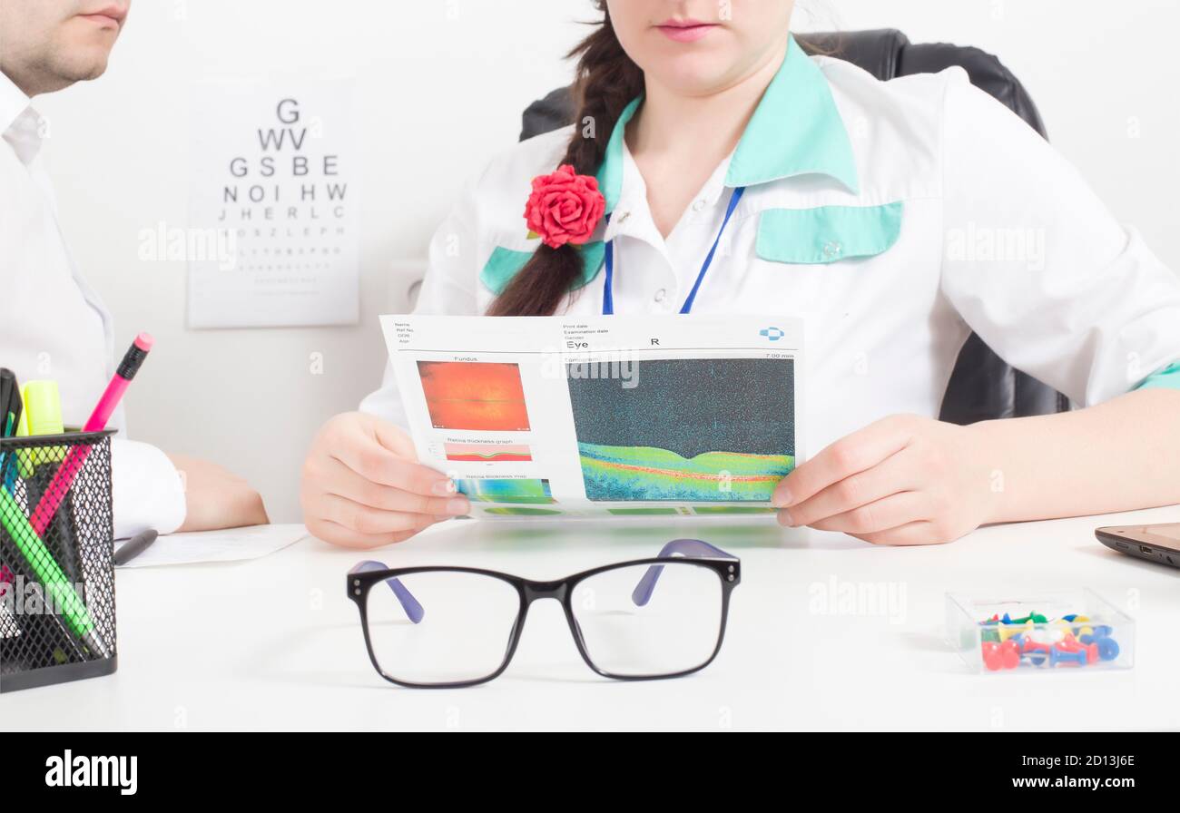 Der Patient ist ein Arzt mit einem Augenarzt, der eine Augenuntersuchung mit moderner Technologie beobachtet. Forschungskonzept Fundus und Sehnerven Stockfoto