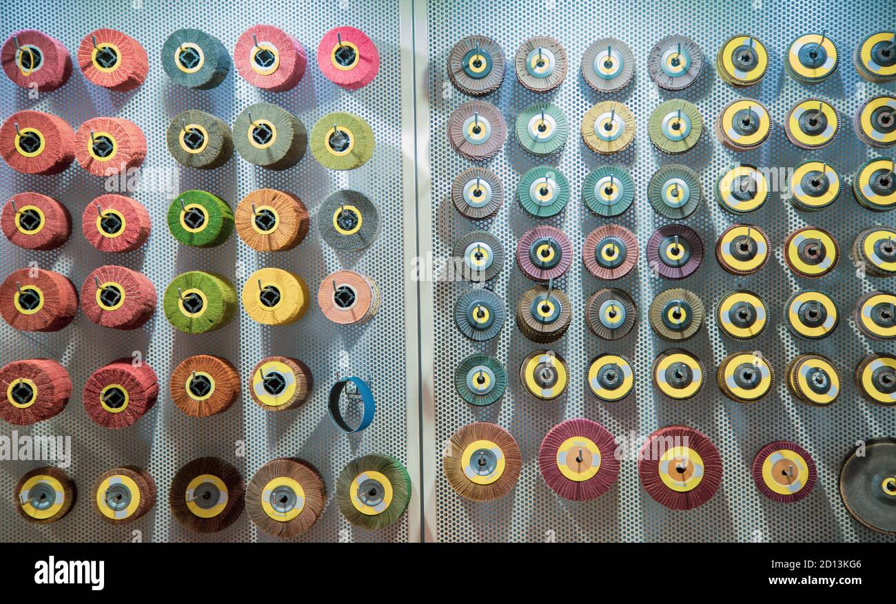 Display mit abrasiven Lamellen auf dem Regal im Baumarkt Stockfoto