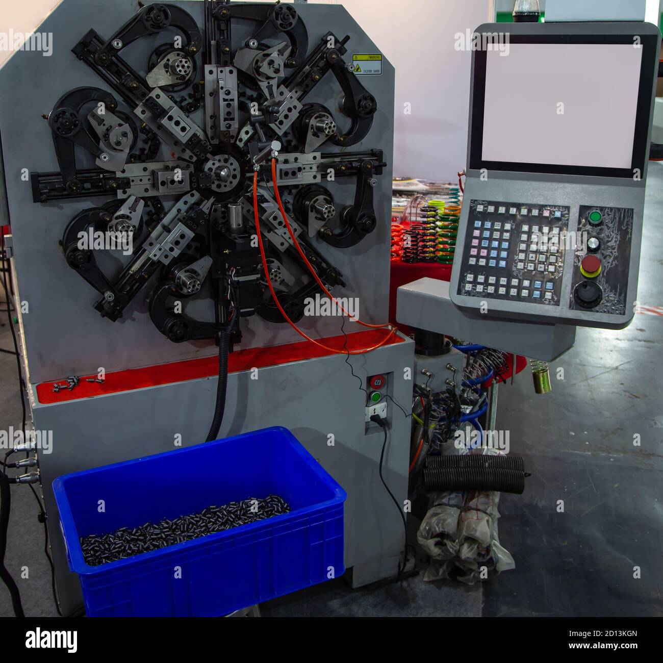 Automatische CNC-Federwickelmaschine. Industriemaschinen Stockfoto