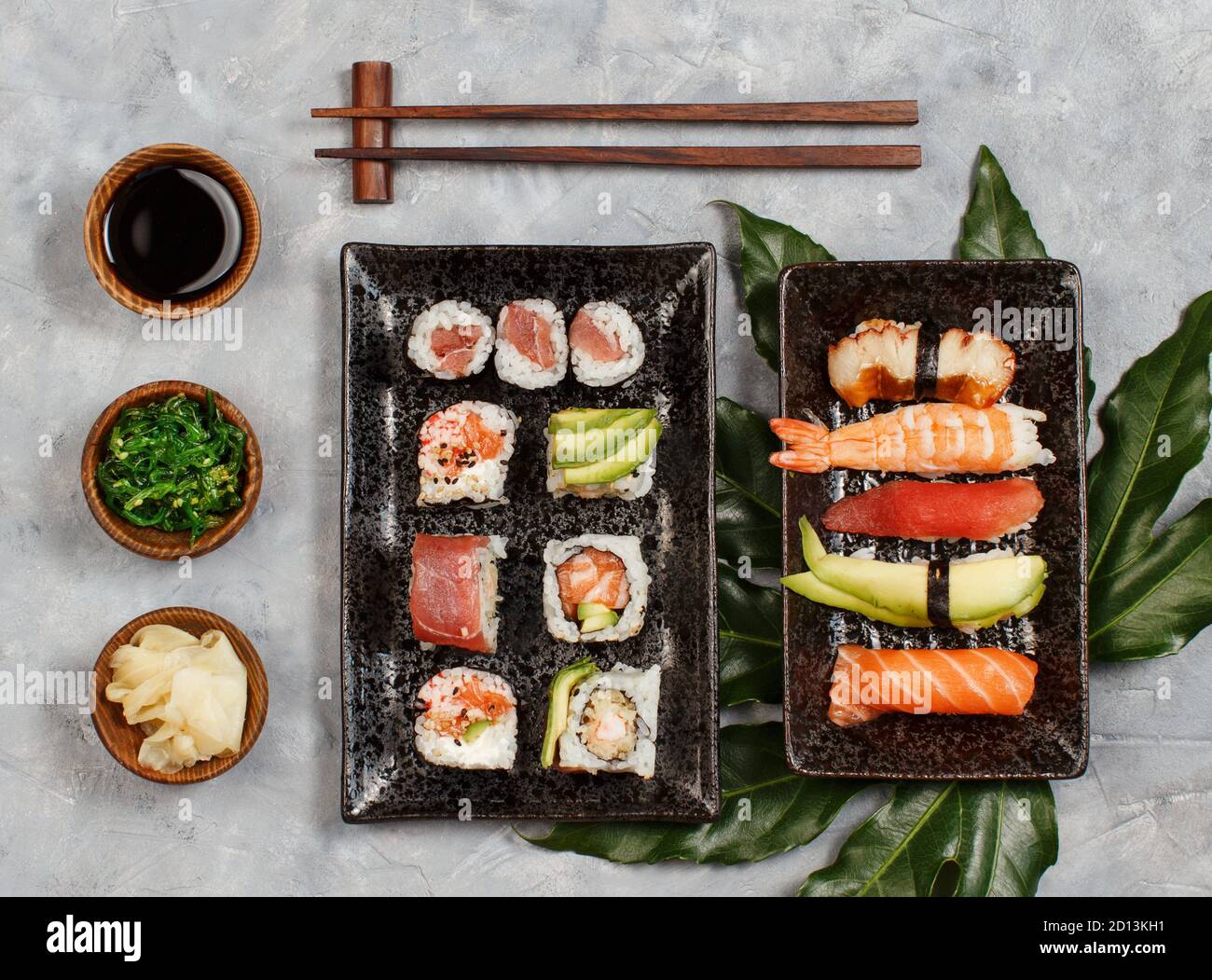 Sushi Set Nigiri und Sushi-Rollen auf rechteckigen Platten Draufsicht Stockfoto