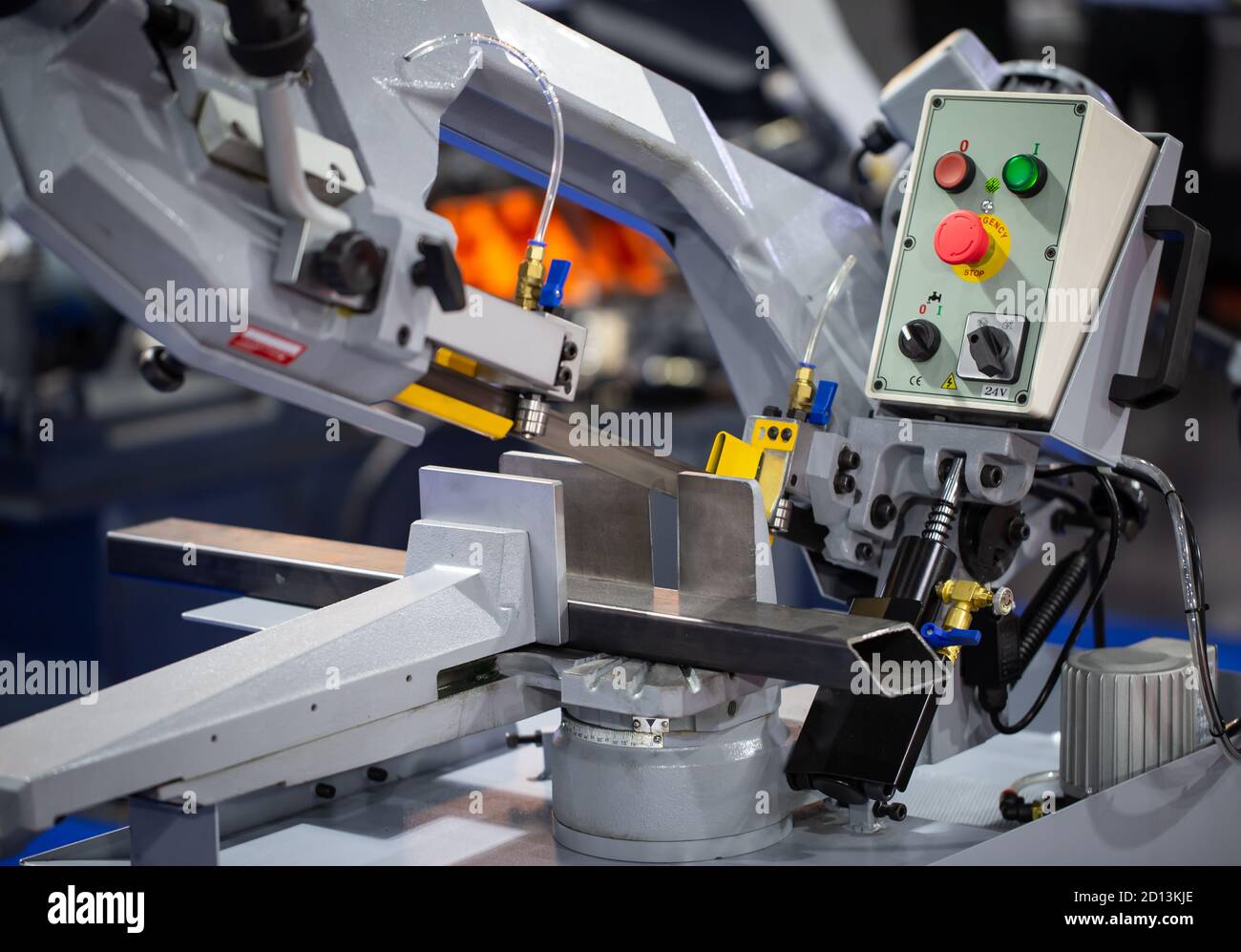 Bandsäge Maschine Schneiden Hohlrohr. Industriemaschinen Stockfoto