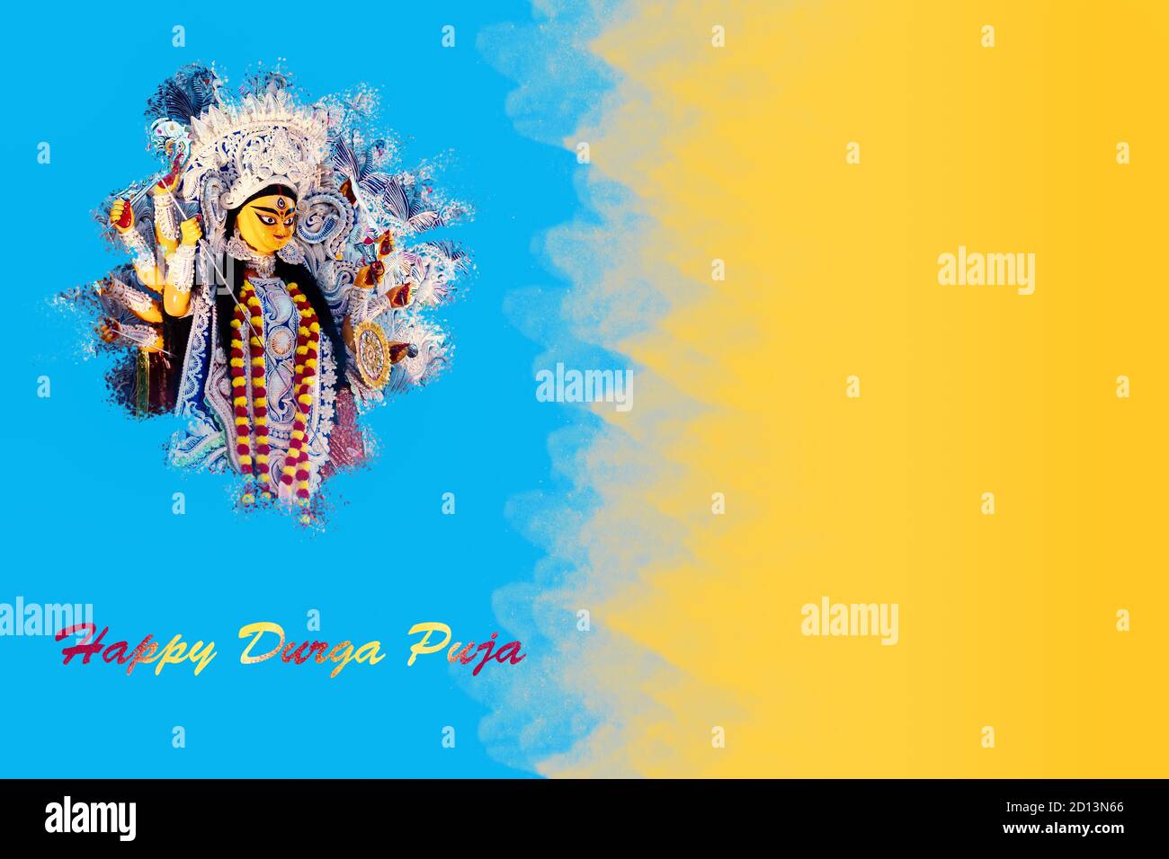 Happy Durga Puja Cover mit Kopierraum. Hindu Göttin Duga Idol Gesicht, kreatives Bild mit Text in gelb, blau farbigen Hintergrund. Festliche Grüße, Stockfoto