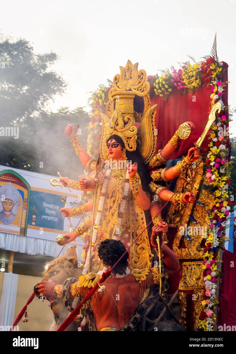 Kolkata, Westbengalen, Indien, Oktober, 2019 : Durga Puja im Kalkutta Hintergrund. Göttin Durga Idol auf pooja Karneval. Indische hinduistische festliche Feier Stockfoto