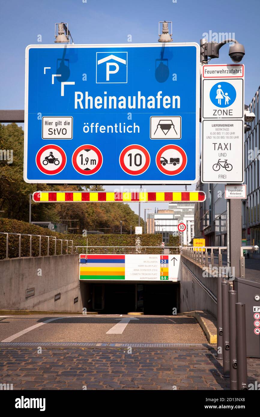 Parkplatzeinfahrt im Rheinauer Hafen, Köln, Deutschland. Parkhauseinfahrt im Rheinauhafen, Köln, Deutschland. Stockfoto