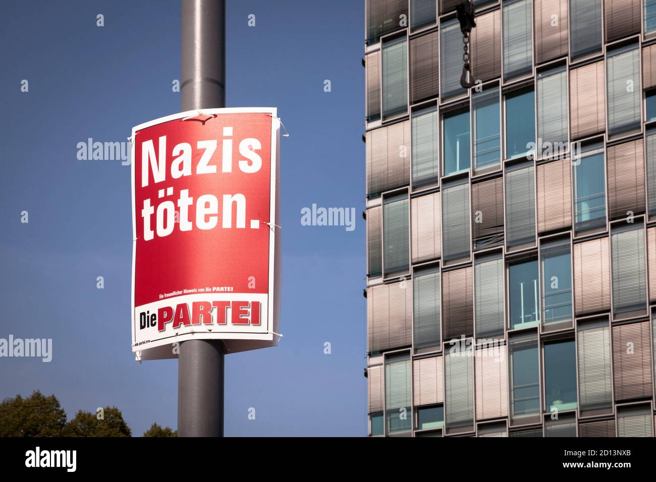Plakat der Partei die Partei mit dem doppelsinnigen Slogan Nazis toeten