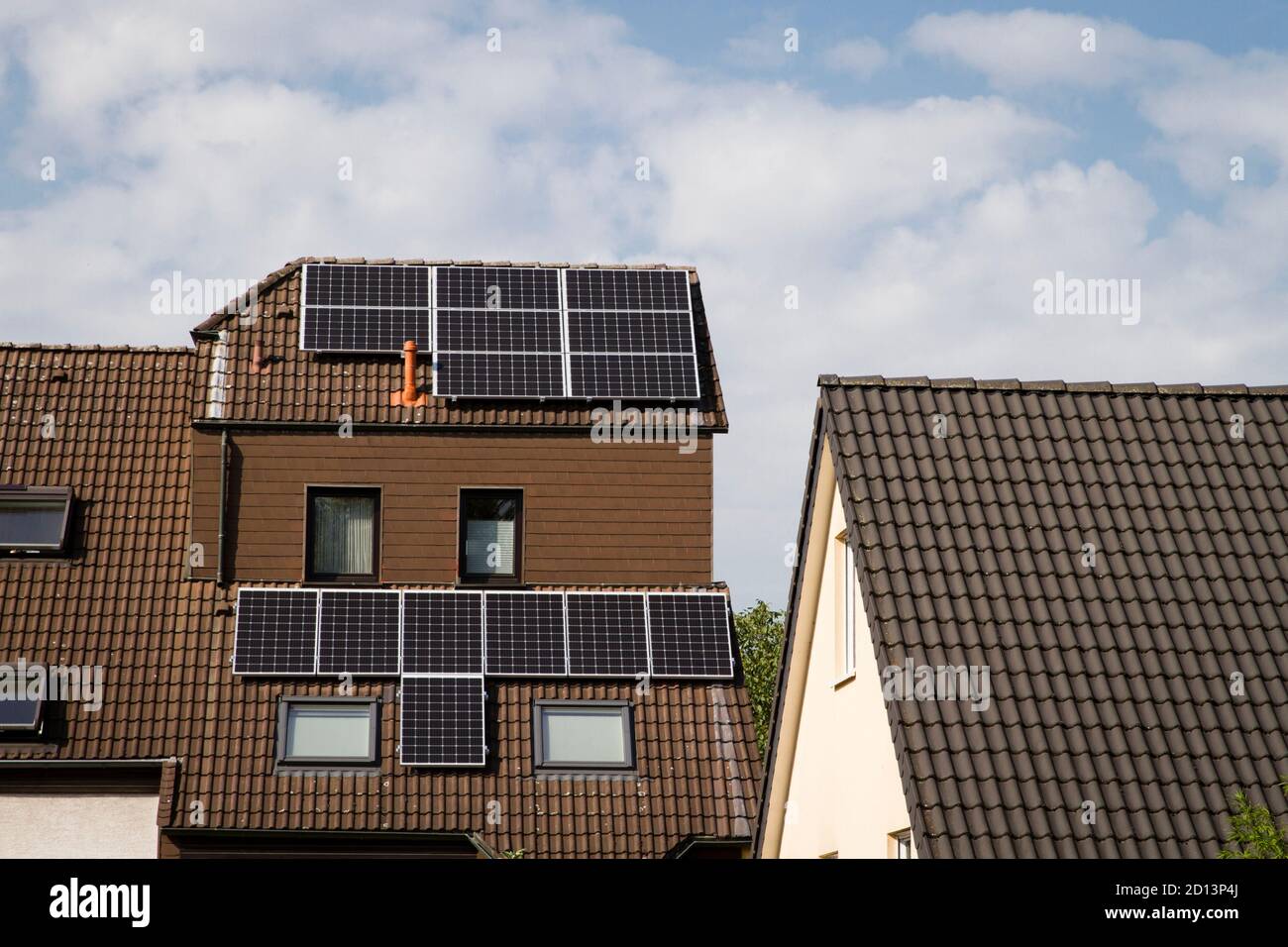 Dachsolarkraftwerk auf einem Wohnhaus im Stadtteil Niehl, Köln, Deutschland. Photovoltaikanlage auf dem Dach eines Wohnhauses in der Stadt Stockfoto