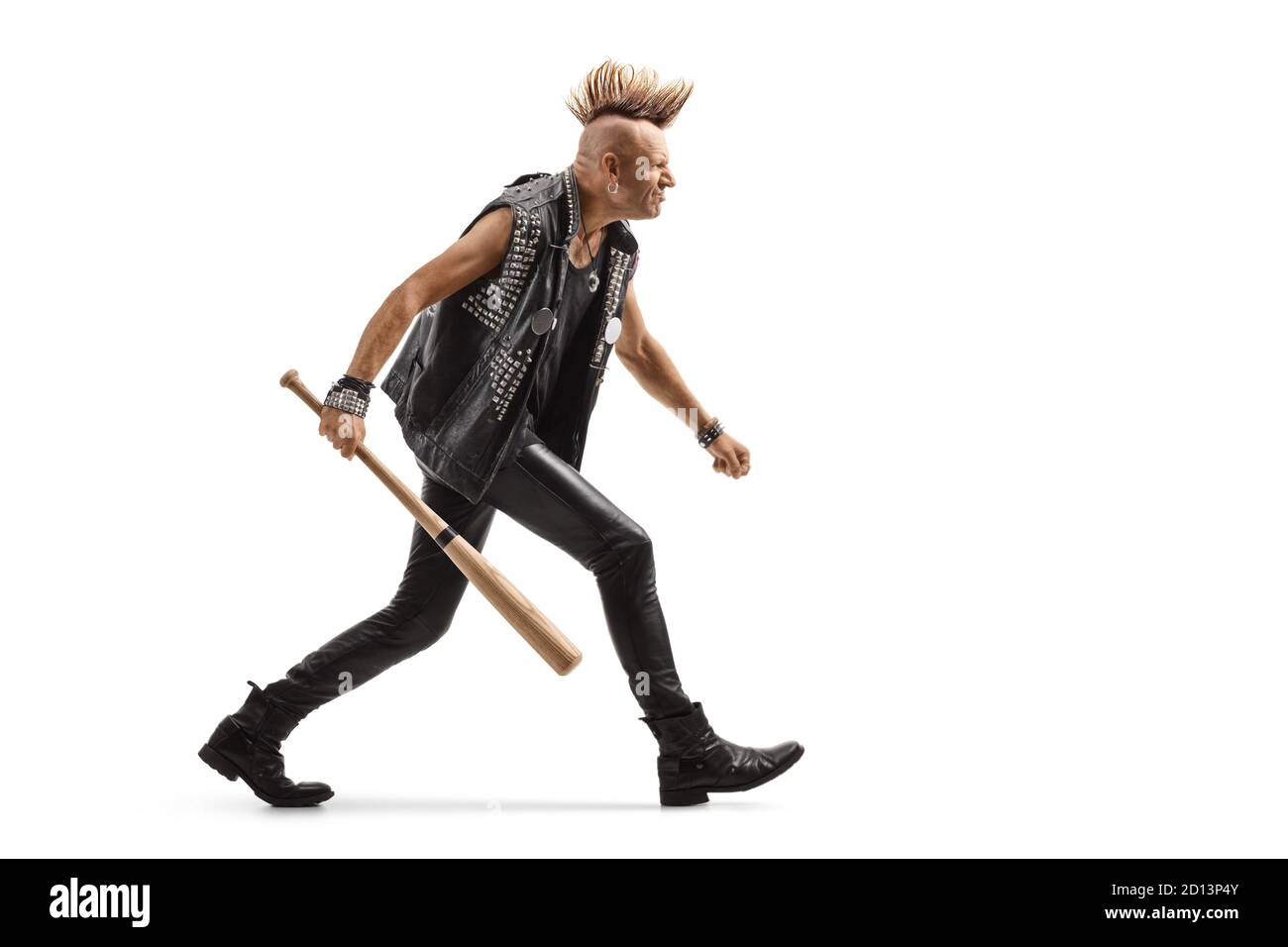 Angry Punk Rocker mit einem Mohawk läuft mit einem Baseball Fledermaus isoliert auf weißem Hintergrund Stockfoto