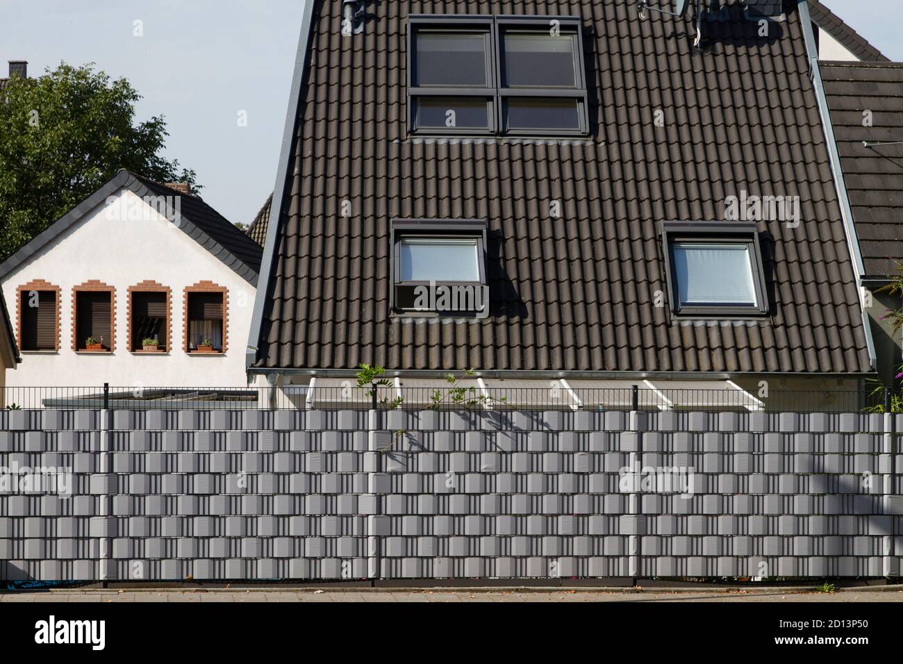 Eingezäuntes Wohnhaus im Stadtteil Niehl, Gitterzaun mit Privatsphäre, Köln, Deutschland. Eingezäuntes Wohnhaus Stadtteil Niehl, Gitt Stockfoto