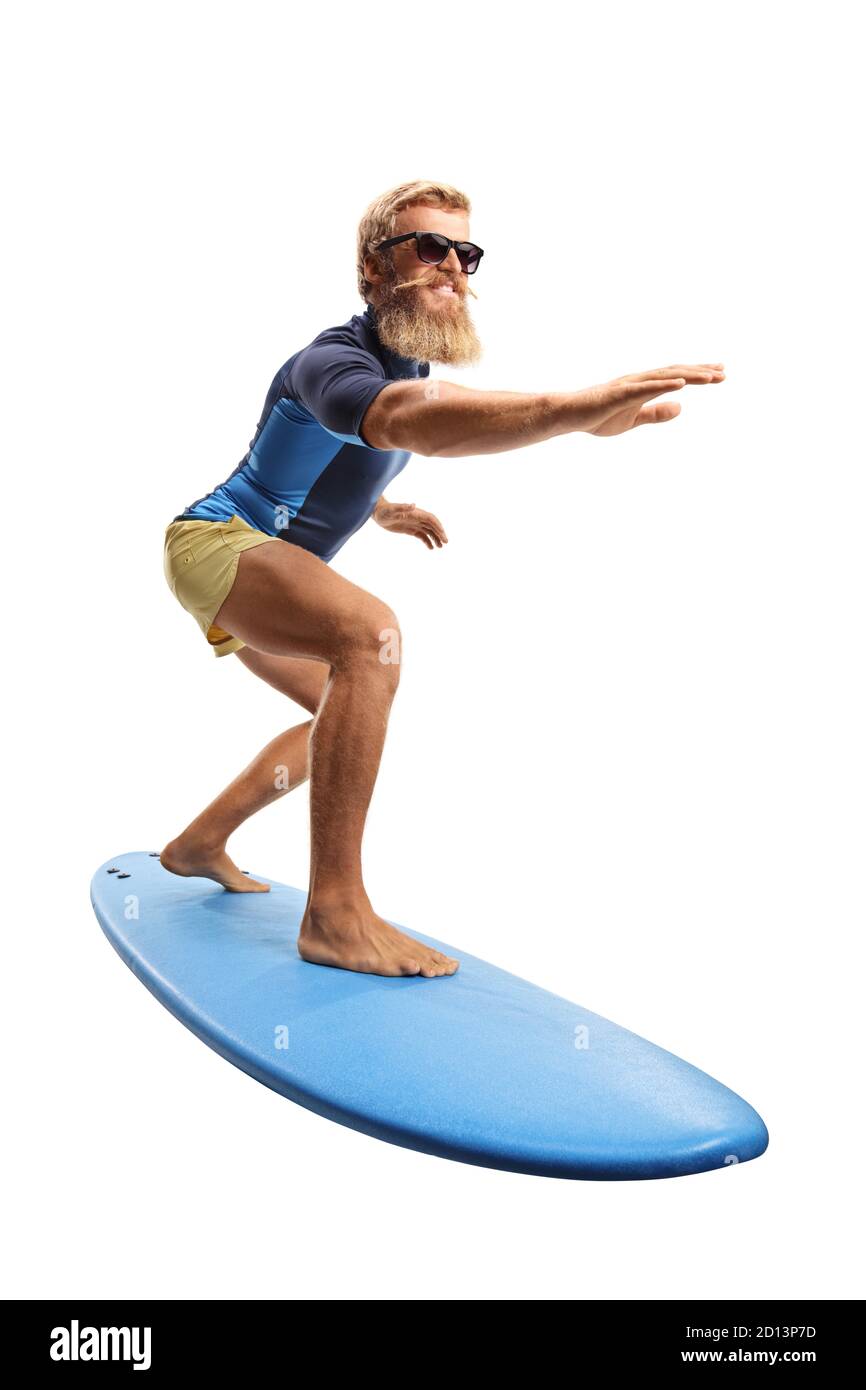 Bärtiger Kerl mit Sonnenbrille, der ein auf Weiß isoliertes Surfbrett reitet Hintergrund Stockfoto