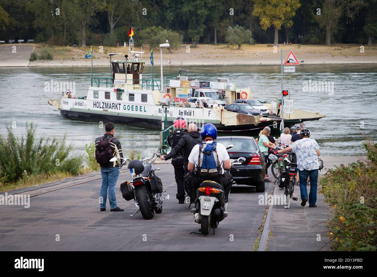 Autofähre auf dem Rhein zwischen Köln-Langel und Leverkusen-Hitdorf, Nordrhein-Westfalen, Deutschland. Autofaehre auf dem Rhein zwischen Köln- Stockfoto