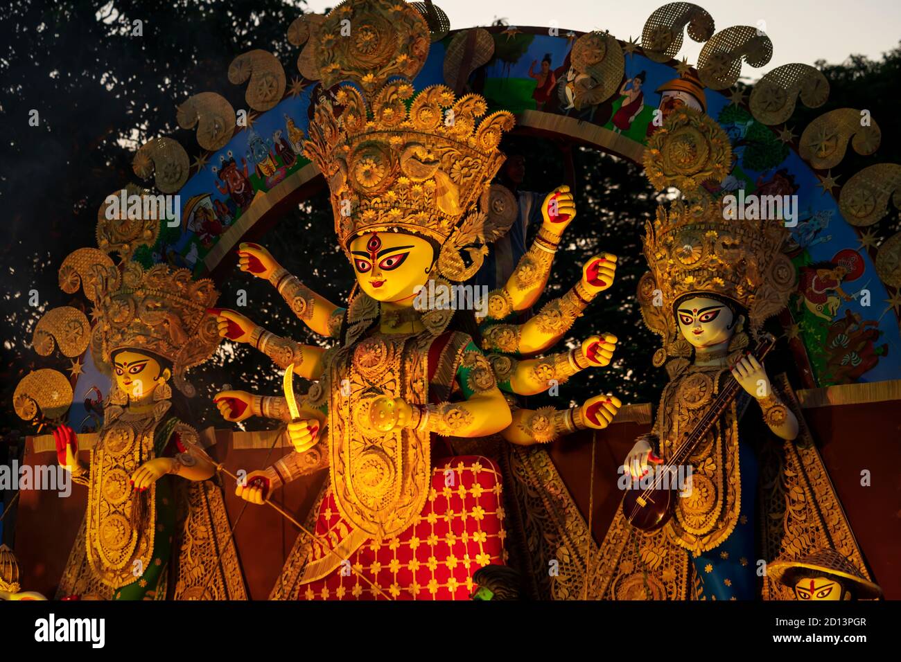 Westbengalen, Indien, Oktober, 2019 : Menschen feiern Durga Puja. Göttin Durga Idol geht für das Eintauchen am Tag der bijaya dashami. Indisch festlich Stockfoto