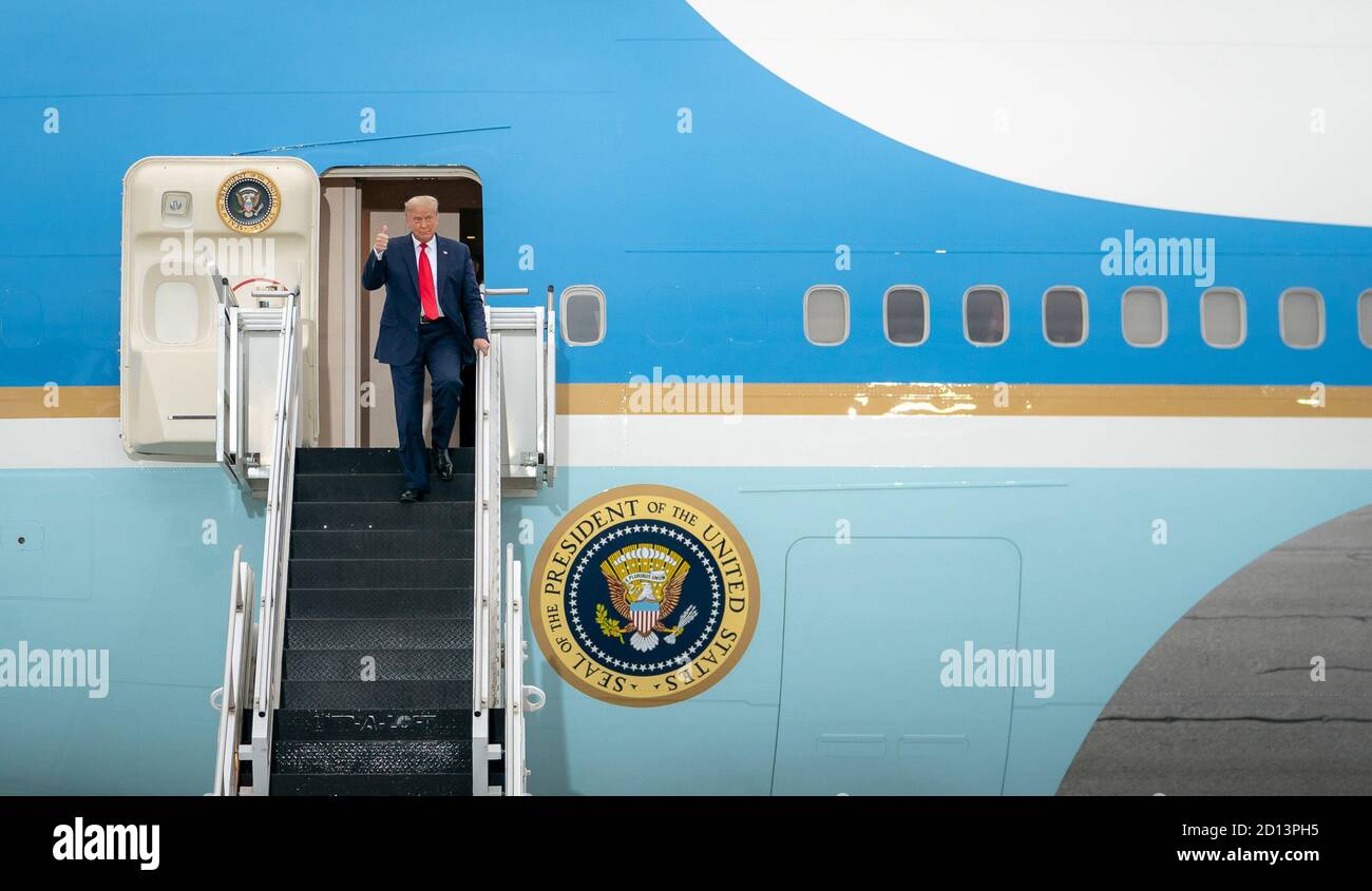 Präsident Trump reist nach Michigan. Präsident Donald J. Trump zeigt sich begeistert, als er am Donnerstag, dem 10. September 2020, am MBS International Airport in Freeland, Michigan, Air Force One aussteigt und von Gästen und Unterstützern begrüßt wird. Stockfoto