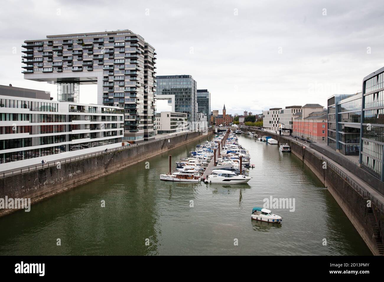 Die Kranhäuser im Rheinauer Hafen, links das Gebäude Dock 6-10, im Hintergrund das alte Hafenmeisteramt, Köln, Deutschland. Di Stockfoto