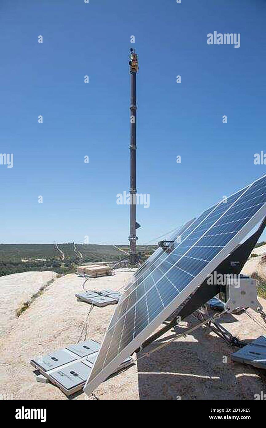 WASHINGTON – US-Zoll- und Grenzschutz (CBP) gab heute bekannt, dass das System der Autonomen Überwachungs-Türme (AST) zu einem Programm der Aufzeichnung für die US-Grenzschutzbehörde (USBP) geworden ist. Autonome Überwachungstürme, früher innovative Türme genannt, arbeiten netzunabhängig mit 100 Prozent erneuerbarer Energie und bieten 24 Stunden am Tag und 365 Tage im Jahr einen autonomen Überwachungsbetrieb. Das AST eignet sich perfekt für entlegene und ländliche Orte und scannt die Umgebung mit Radar, um Bewegungen zu erkennen, richtet eine Kamera an der Position der vom Radar erkannten Bewegung aus und analysiert die Bilder Usi Stockfoto