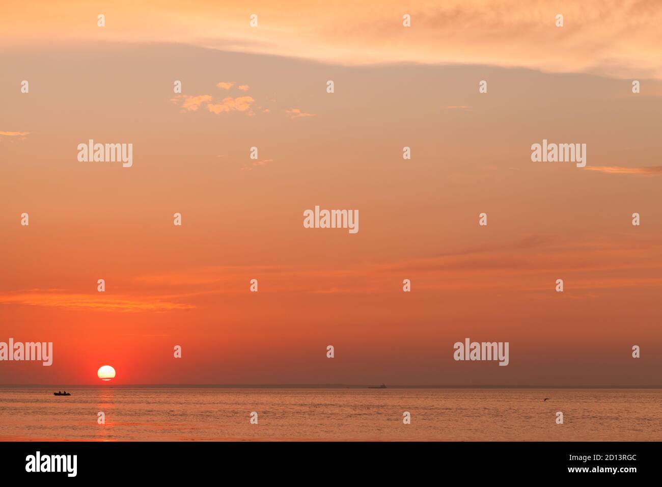 Roter Himmel über dem Finnischen Meerbusen bei Sonnenuntergang, Sommer Küstenlandschaft Foto Stockfoto