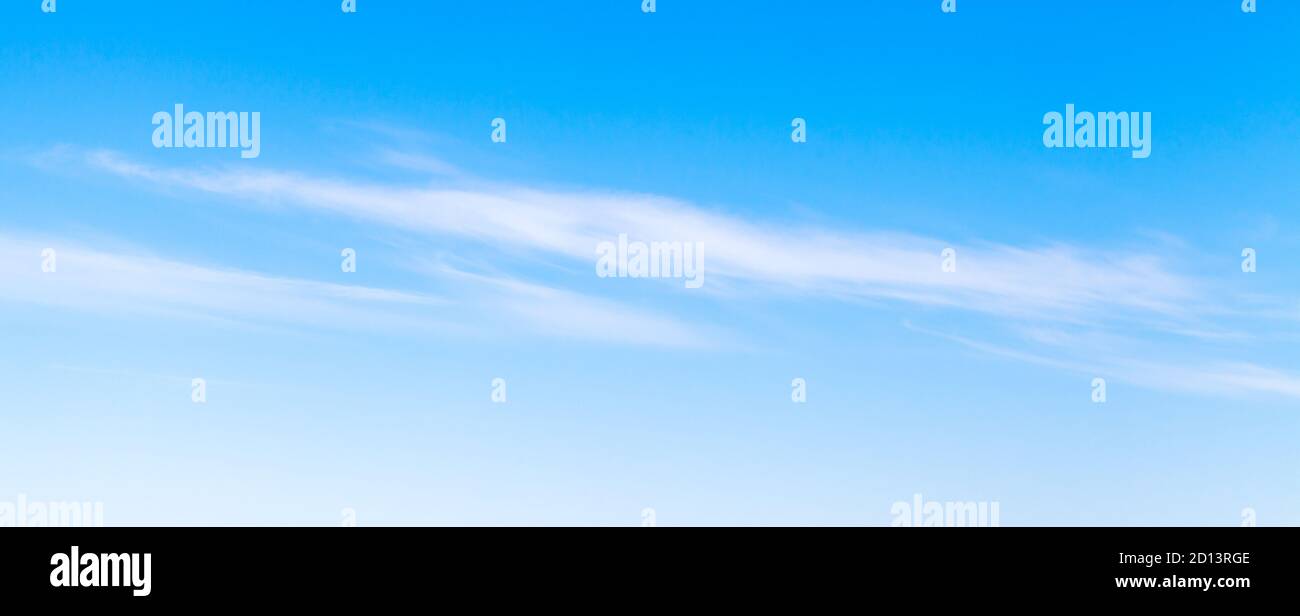 Blauer Himmel mit weißen Wolken am Tag, natürliche Panorama Hintergrund Foto Textur Stockfoto