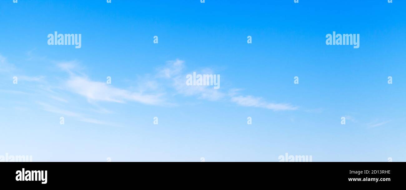 Blauer Himmel mit Streifen von weißen Altocumulus Wolken am Tag, natürliche Panorama Hintergrund Foto Textur Stockfoto