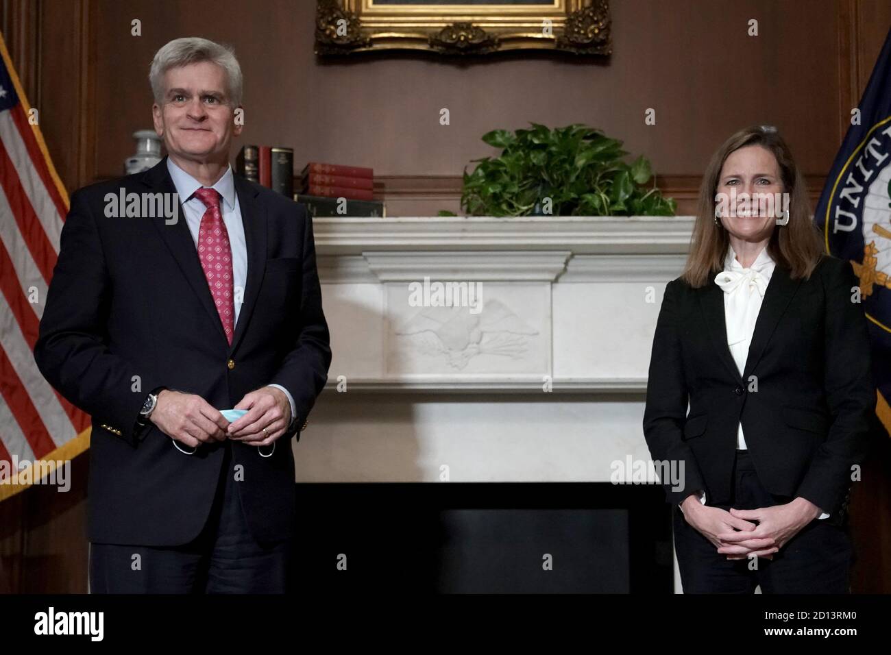 Der US-Senator Bill Cassidy (Republikaner von Louisiana) nimmt an einer Fotoaufnahme mit US-Präsident Donald J. Trumps nominierter Richterin des US-Obersten Gerichtshofs Amy Coney Barrett im Mansfield Room des US-Kapitols vor ihrer Sitzung am Donnerstag, dem 1. Oktober 2020 Teil.Quelle: Greg Nash / Pool via CNP - Nutzung weltweit Stockfoto