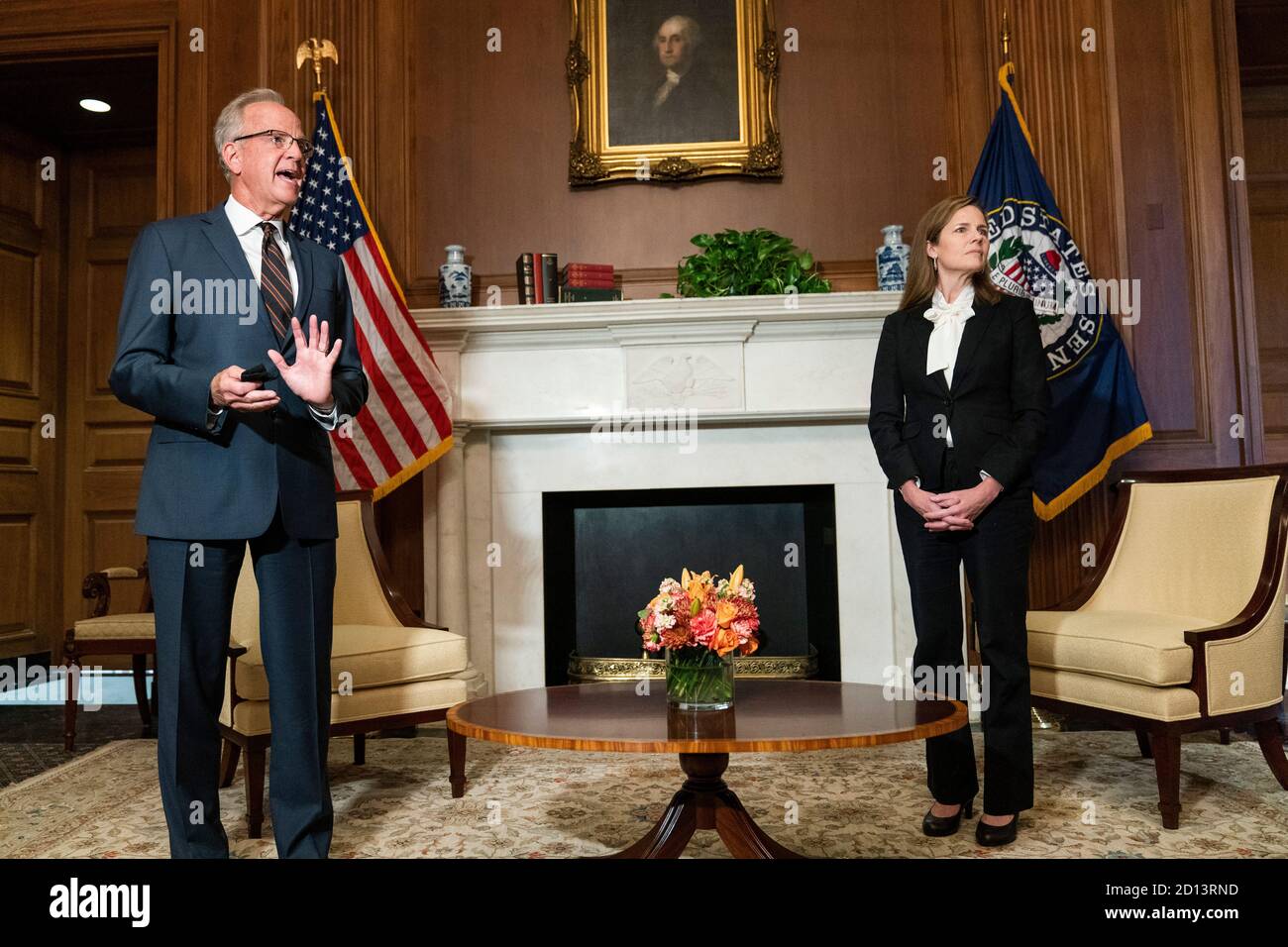 Richterin Amy Coney Barrett, rechts, hört zu, wie der US-Senator Jerry Moran (Republikaner von Kansas) während ihres Treffens auf dem Capitol Hill am Donnerstag, 1. Oktober 2020, in Washington spricht. Quelle: Manuel Balce Ceneta / Pool via CNP weltweit Stockfoto