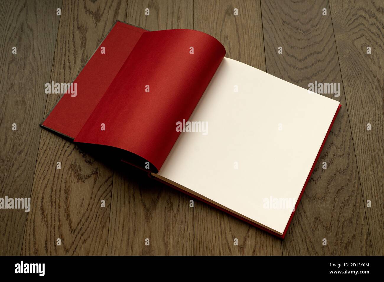 Offenes Buch auf Holztisch mit roten und weißen leeren Seiten. Booklet, Magazin Mock up für jedes Design oder Werbung Stockfoto