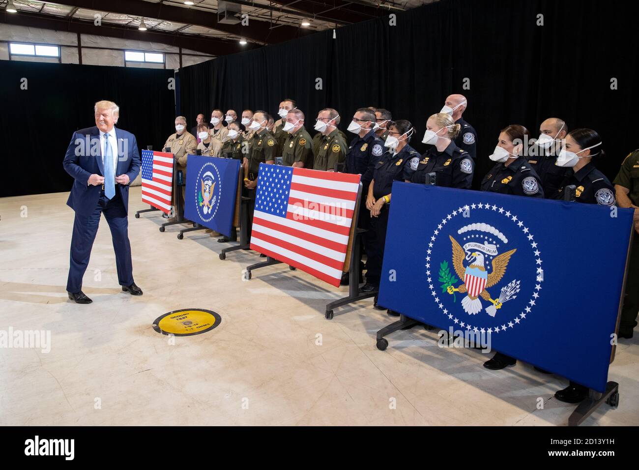 Am Dienstag, dem 18. August 2020, verkündeten Präsident Donald Trump, der amtierende DHS-Sekretär Chad Wolf, der amtierende CBP-Kommissar Mark Morgan und der stellvertretende Chef der US-Grenzpolizei Raul Ortiz bei einer Pressekonferenz in Yuma, Arizona, den Fortschritt des Grenzwandsystems Stockfoto