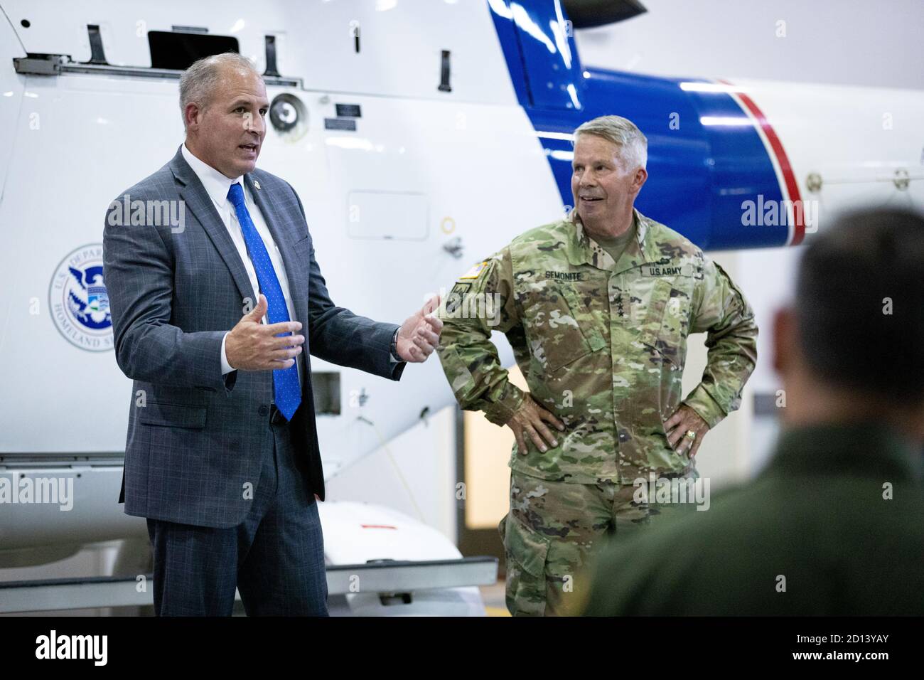 Der amtierende Kommissar Mark Morgan spricht am 18. August 2020 in Yuma, Arizona, mit Agenten und Offizieren von Air and Marine Operations, U.S. Border Patrol und Office of Field Operations Stockfoto