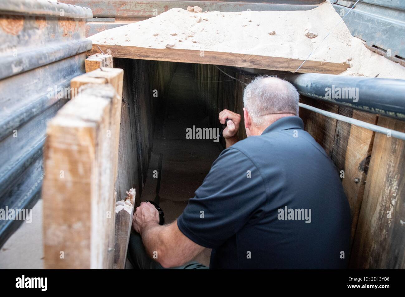 Der amtierende Kommissar Mark Morgan inspiziert einen kürzlich entdeckten Tunnel in San Luis, Arizona Stockfoto