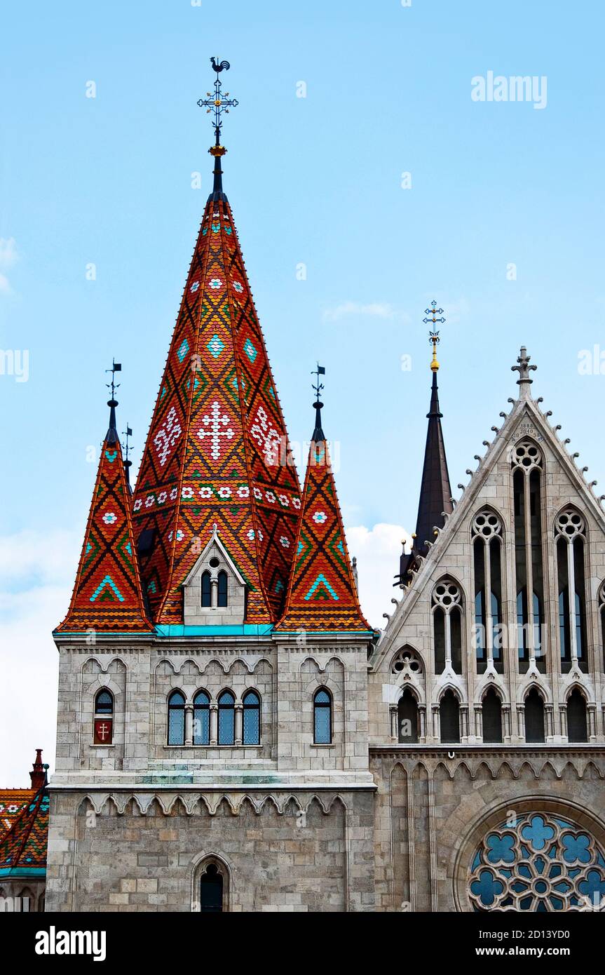 Dies ist ein Detailfoto der frisch gereinigten und renovierten Matyas-Kirche im Burgviertel von Buda in Budapest. Dies ist der Bela Tower. Stockfoto