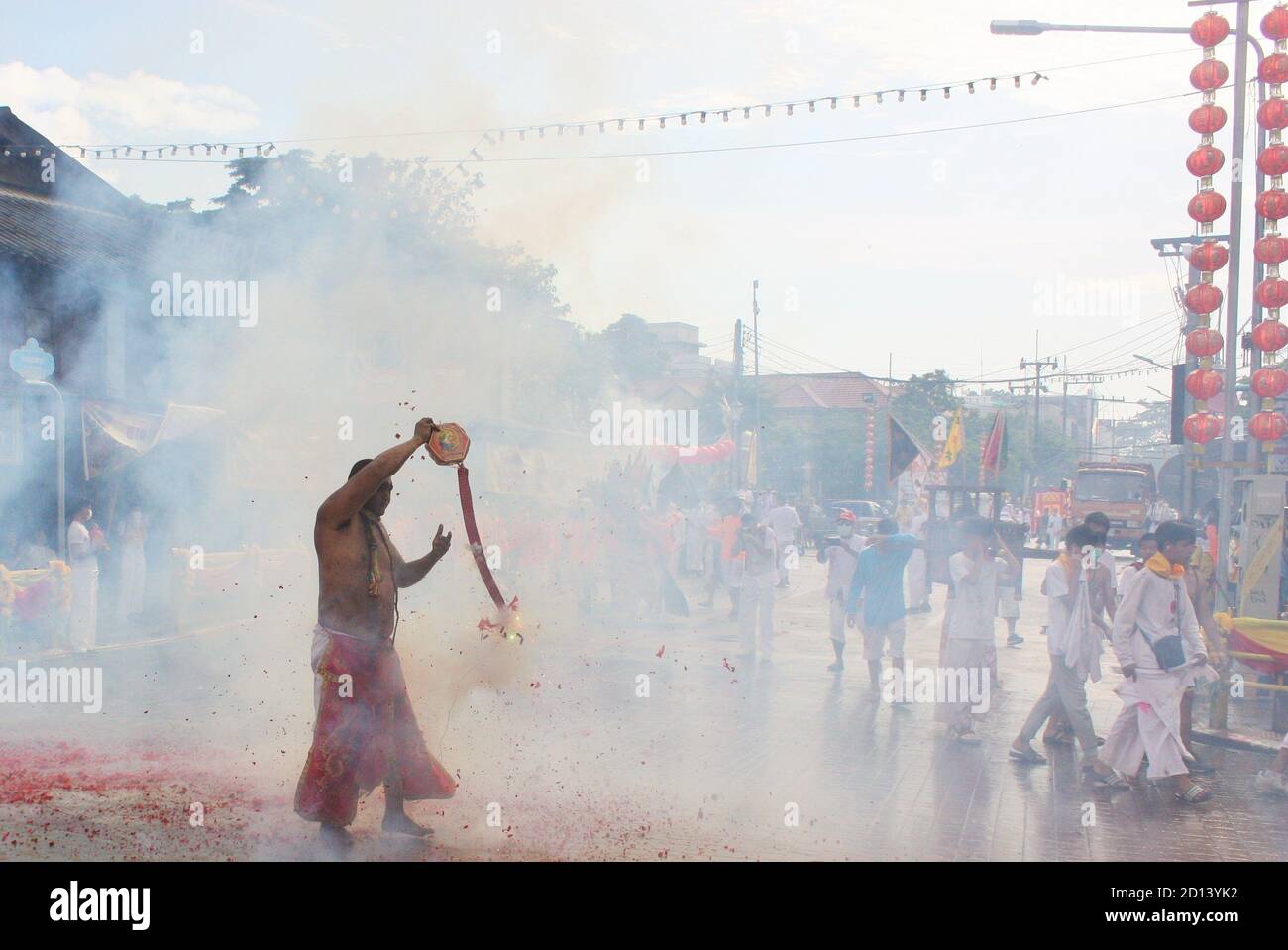 Phuket Town / Thailand - 7. Oktober 2019: Phuket Vegetarian Festival Parade oder Nine Emperor Gods Festival, Thai Chinese Devotee Entranced man, Ma Song Stockfoto