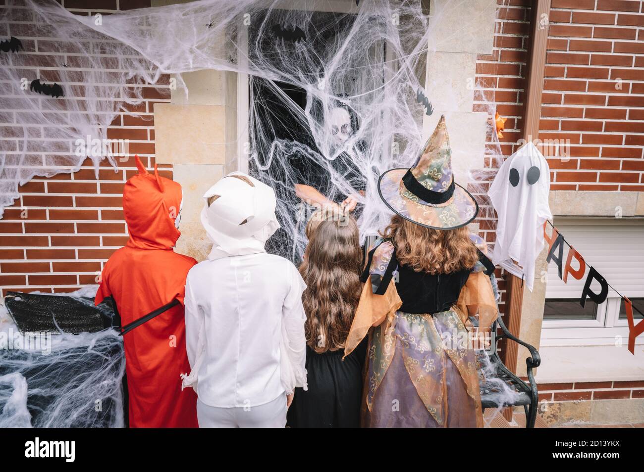 Kinder Trick-or-Treating an Halloween in einem dekorierten Haus Stockfoto