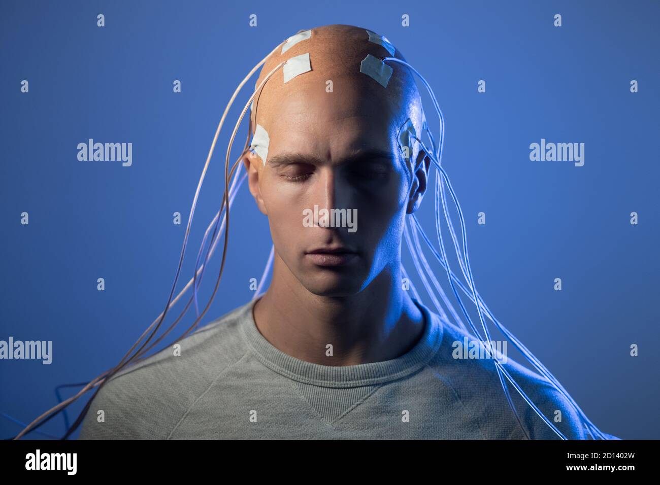 Neurointerface, Gehirn - Computer-Kommunikation. Cyberpunk Konzept einer futuristischen Person verbunden mit der virtuellen Realität, Digitalisierung des Bewusstseins. Stockfoto