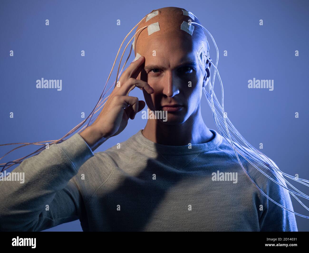 Neurointerface, Gehirn - Computer-Kommunikation. Cyberpunk Konzept einer futuristischen Person verbunden mit der virtuellen Realität, Digitalisierung des Bewusstseins. Stockfoto