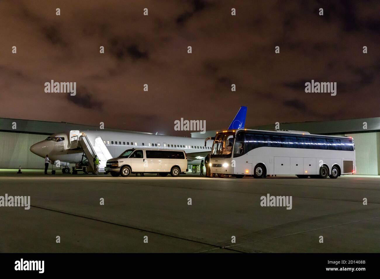 Die US-Grenzschutzbehörde (USBP) San Diego begann in Zusammenarbeit mit Immigration and Customs Enforcement (ICE) mit der Rückführung mexikanischer Staatsbürger. Medizinische Untersuchungen und die Verwendung von chirurgischen Masken wurden zur Sicherheit während des Fluges durchgeführt. Stockfoto