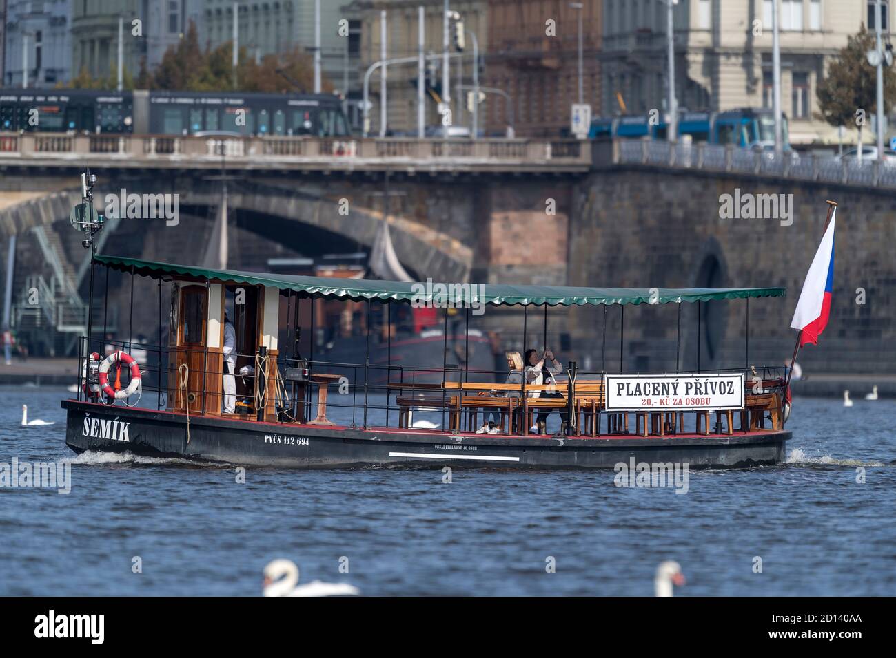 Fähre auf der Moldau in Prag Stockfoto