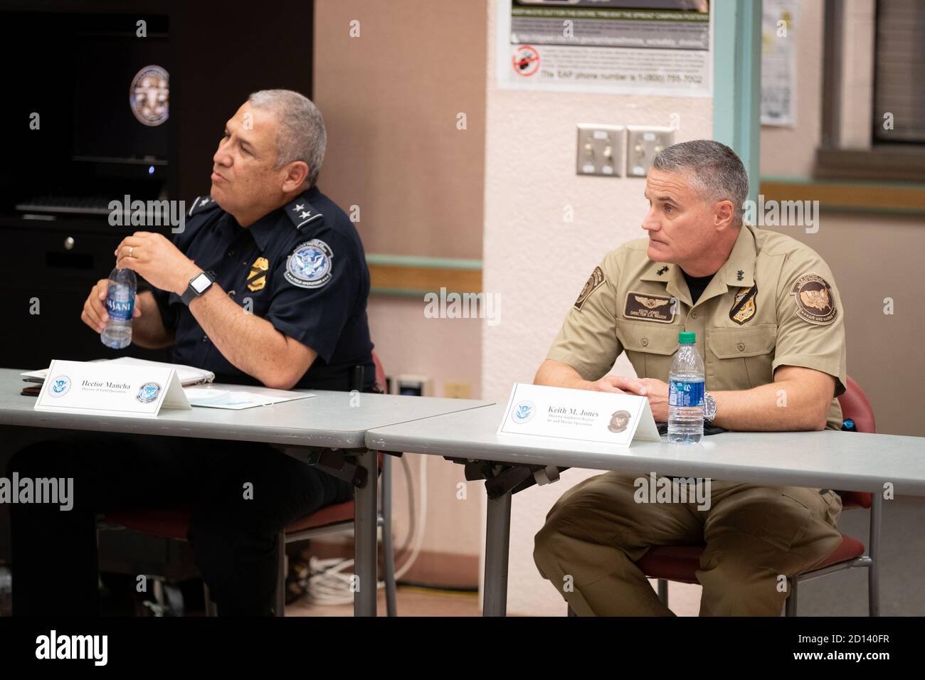 Am 26. August 2020 trafen sich US-Zoll- und Grenzschutzbeamte, darunter Direktor Hector Mancha und Exekutivdirektor Keith Jones, mit DHS-Sekretär Chad Wolf und dem amtierenden CBP-Kommissar Mark Morgan im Santa Teresa Port of Entry in New Mexico, um Grenzoperationen zu besprechen. Stockfoto