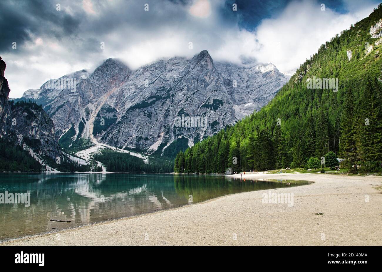 see prags mit seinem kristallklaren Wasser umgeben von der Hohe Gipfel des Trentino Stockfoto