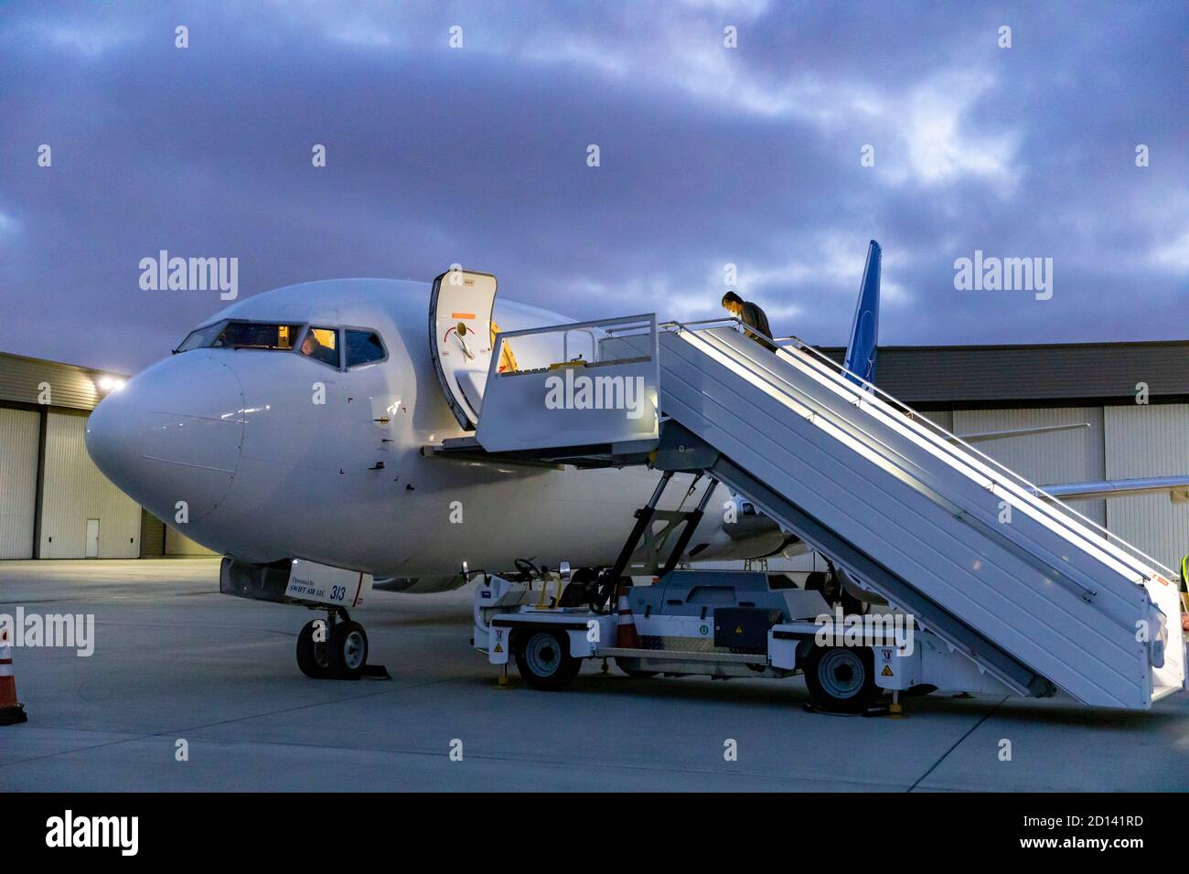 Die U.S. Border Patrol (USBP) und ICE begannen im Rahmen koordinierter Bemühungen im San Diego-Sektor mit der Rückführung mexikanischer Staatsbürger über Flugreisen. Der Prozess umfasste medizinische Untersuchungen und Sicherheitsmaßnahmen wie die Bereitstellung chirurgischer Masken für Passagiere. Stockfoto