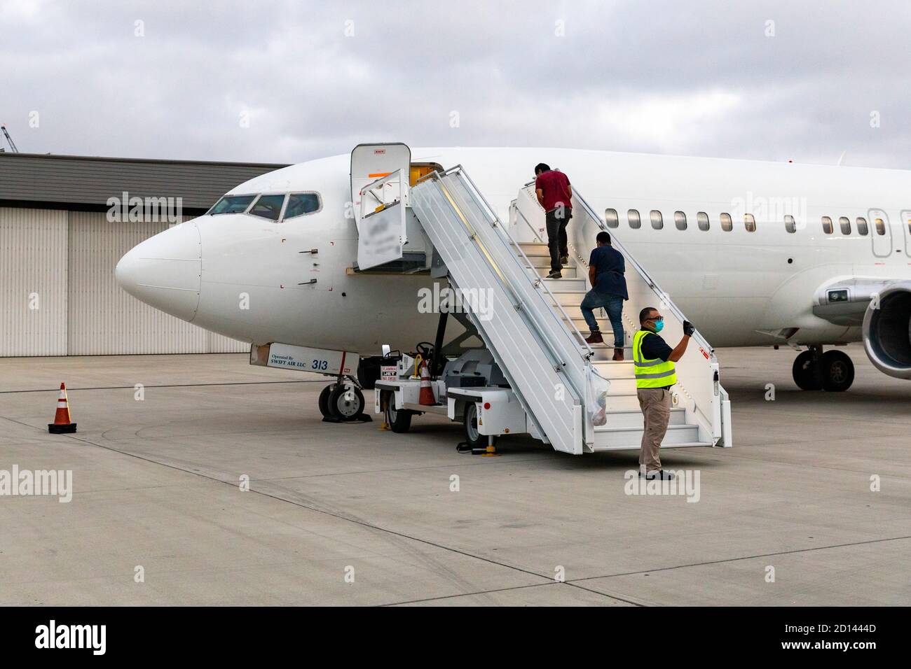 Die US-Grenzpolizei und ICE begannen mit der Rückführung mexikanischer Staatsangehöriger über einen Flug von San Diego aus. Alle Personen wurden einer medizinischen Untersuchung unterzogen und erhielten chirurgische Masken für die Reise, um die Einhaltung der Gesundheitsprotokolle sicherzustellen. Stockfoto