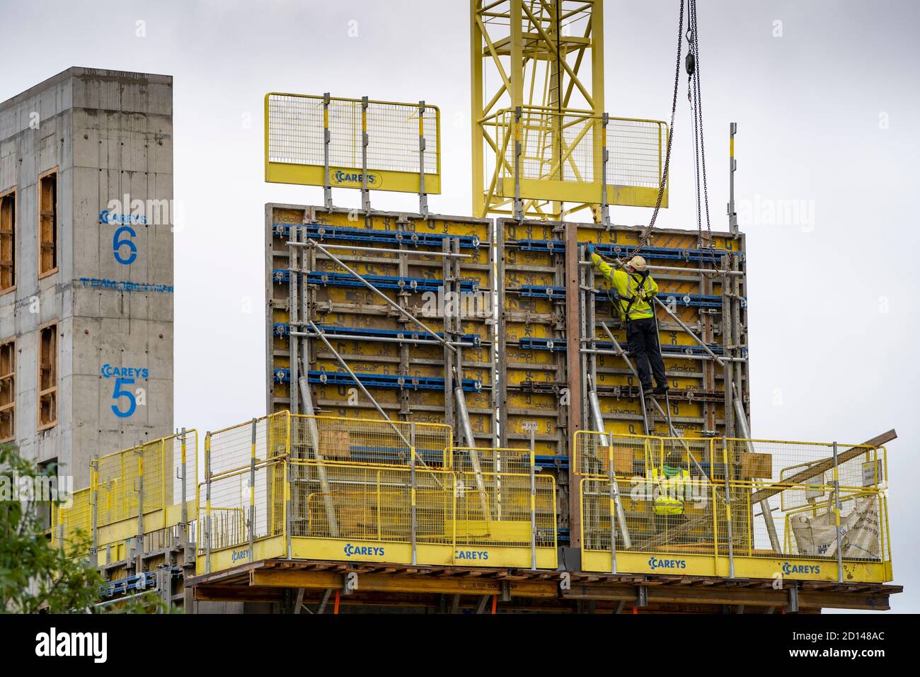 Bauarbeiter, der Schalung für einen Betoneinguss in Modas neuem Stadtdorf Springside in Edinburgh, Schottland, Großbritannien, einstellt Stockfoto