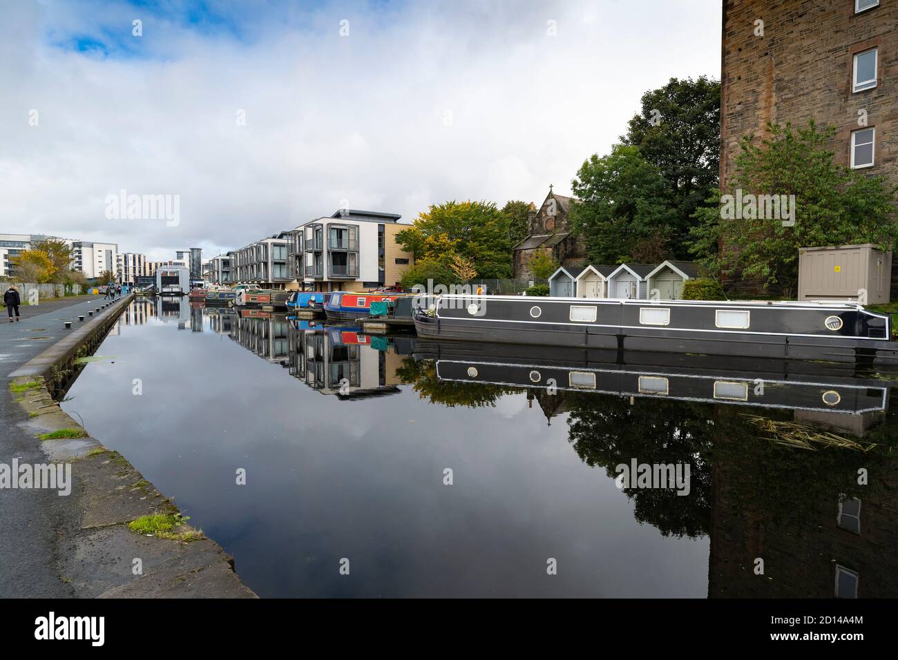 Schmale Boote, die am Union Canal bei Fountainbridge in Edinburgh, Schottland, Großbritannien, festgemacht sind Stockfoto