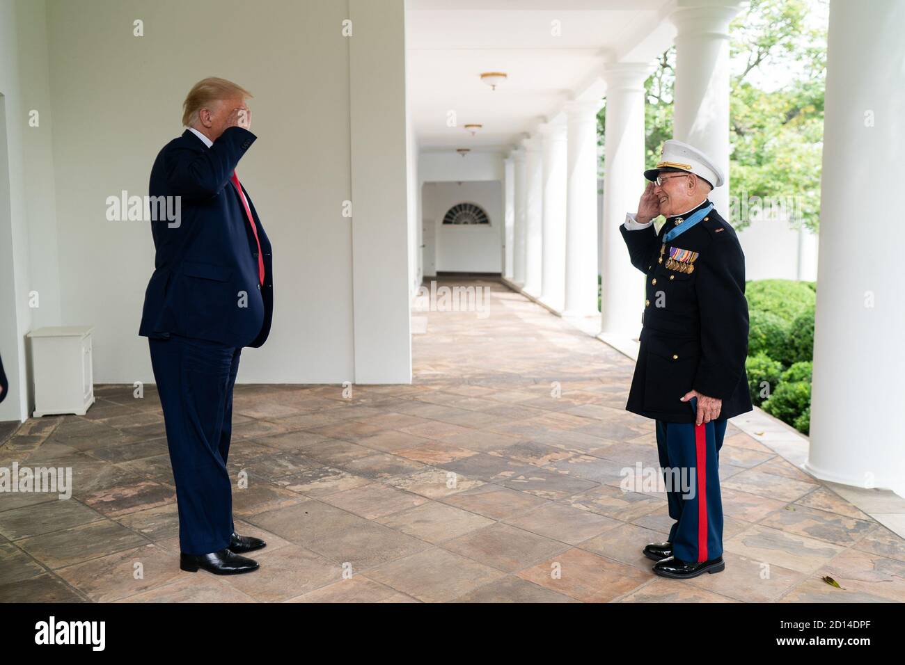 Präsident Trump trifft sich mit Veteran Hershal „Woody“ Williams aus dem Zweiten Weltkrieg. Präsident Donald J. Trump trifft sich am Dienstag, den 2. September 2020, im Oval Office des Weißen Hauses mit dem Kriegsveteranen Hershal „Woody“ Williams. Stockfoto