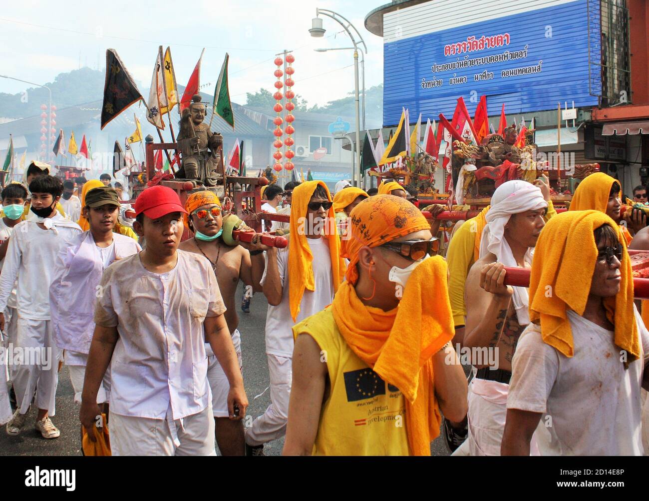 Phuket Stadt / Thailand - 7. Oktober 2019: Neun Kaiser Götter Festival oder Phuket Vegetarian Festival Straße Prozession, Parade mit taoistischen Anhängern Stockfoto
