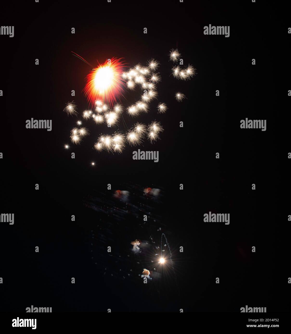 Erstaunliche bunte Feuerwerk Explosion in dunklen Hintergrund isoliert, rotes Feuerwerk, Unabhängigkeitstag, Neujahr, Explosion, explodieren, Lichtkunst performant Stockfoto