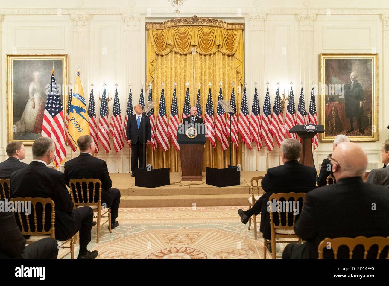 Präsident Trump hält Bemerkungen zu Veteranen der Schweinebucht ab. Präsident Donald J. Trump hört zu, wie Vizepräsident Mike Pence am Mittwoch, den 23. September 2020, bei einer Veranstaltung zu Ehren der Veteranen der Schweinebucht im Ostsaal des Weißen Hauses seine Ausführungen hält. Stockfoto