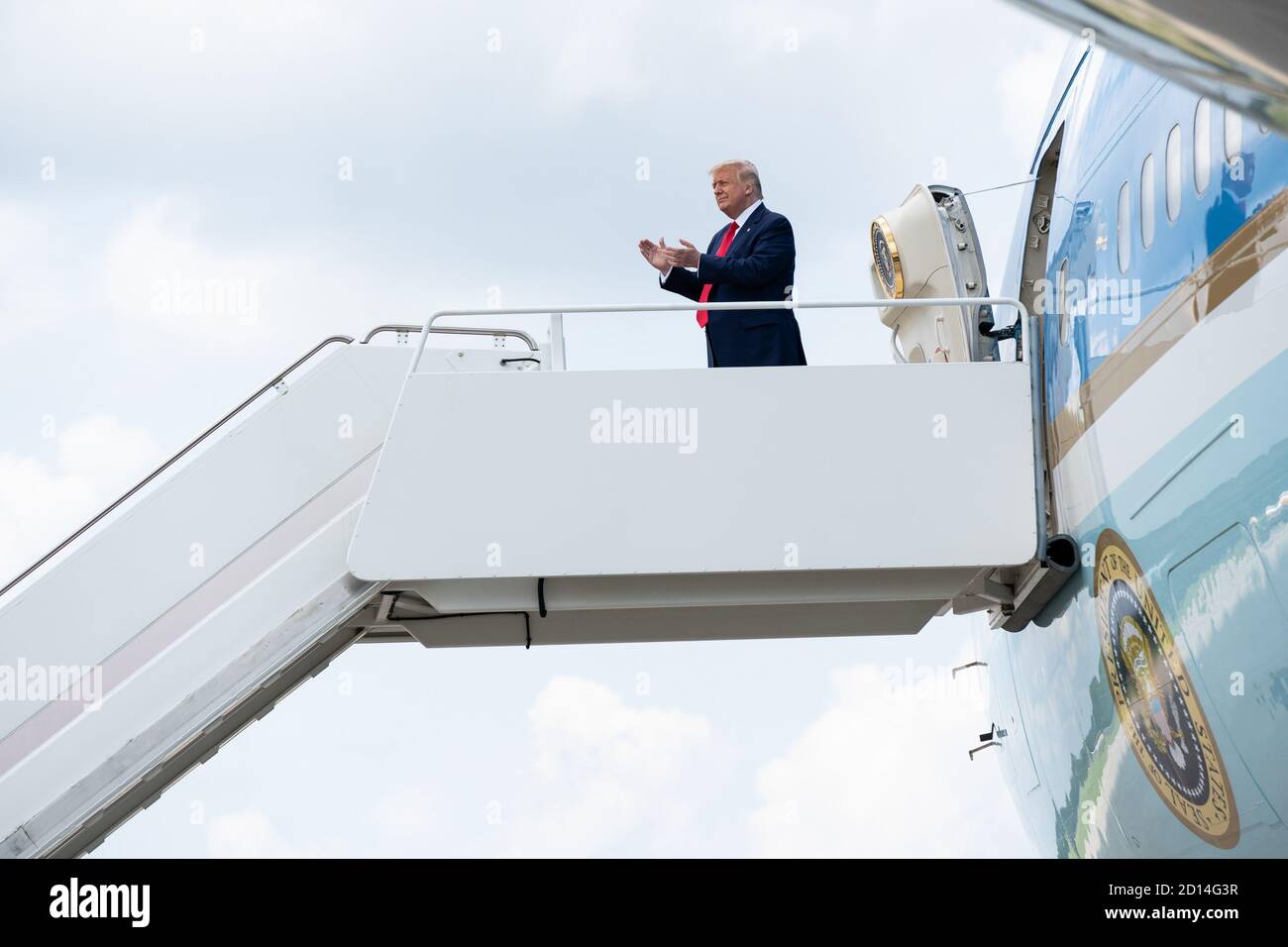 Präsident Trump reist nach NC. Präsident Donald J. Trump landet auf dem internationalen Flughafen Wilmington in Wilmington, N.C. bei der Air Force One Dienstag, 2. September 2020, auf dem Weg zum Schlachtschiff North Carolina. Stockfoto