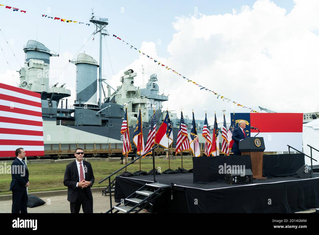 Präsident Trump reist nach NC. Präsident Donald J. Trump hält Bemerkungen, die Wilmington, N.C. als die erste Stadt des amerikanischen Zweiten Weltkriegs Heritage Dienstag, 2. September 2020, im Schlachtschiff North Carolina in Wilmington, N.C. bezeichnen Stockfoto