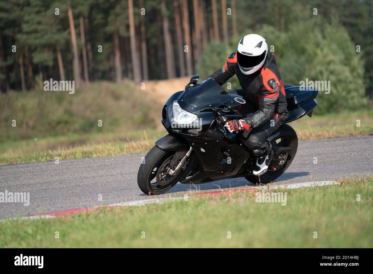 Schnelle Motorrad-Straßenfahrt. Spaß beim Fahren der leeren Autobahn auf einer Motorrad-Tour Reise. Schwarz ein weißes Foto. Stockfoto