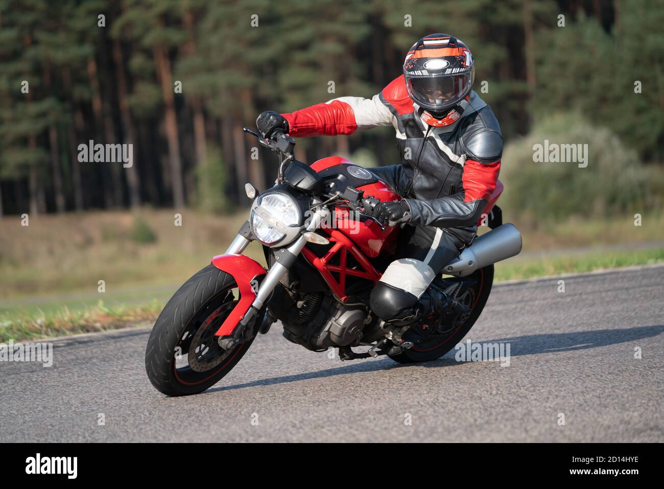 Schnelle Motorrad-Straßenfahrt. Spaß beim Fahren der leeren Autobahn auf einer Motorrad-Tour Reise. Schwarz ein weißes Foto. Stockfoto