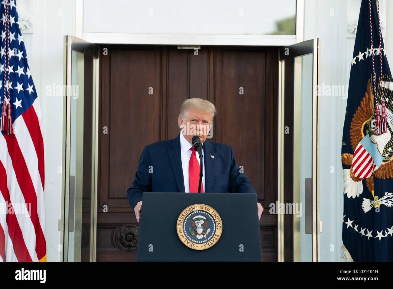 Präsident Trump nimmt an einer Pressekonferenz Teil. Präsident Donald J. Trump hört sich die Frage eines Reporters während einer Pressekonferenz am Montag, den 7. September 2020, im Nordportikus des Weißen Hauses an. Stockfoto