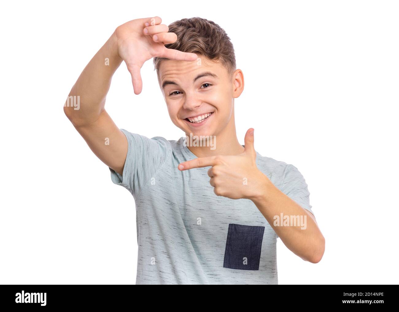 Positive niedliche Teenager machen Platz mit den Fingern, Blick auf die Kamera und angenehm lächelnd. Stockfoto